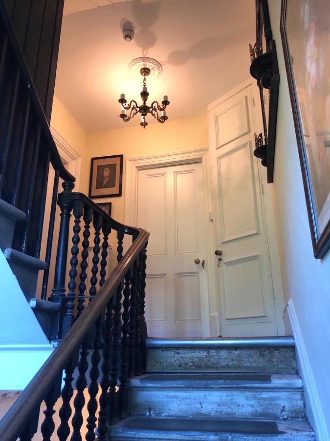 Lauras Townhouse Apartments Dressmakers Salon บาธ ภายนอก รูปภาพ