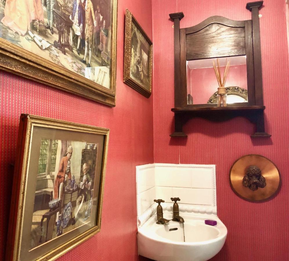 Lauras Townhouse Apartments Dressmakers Salon บาธ ภายนอก รูปภาพ